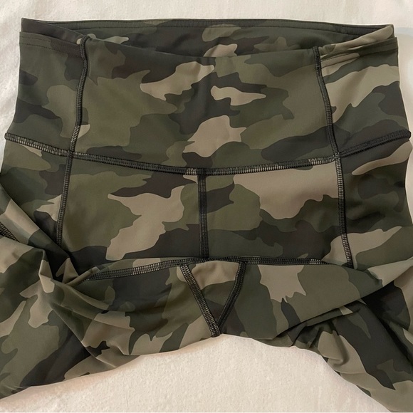 Lululemon Fast and Free High-Rise Tight 25"
Heritage 365 Camo Medium Olive Multi - Picture 6 of 9